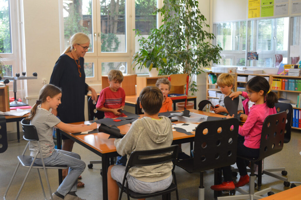 Gruppe von Kindern, die am Tisch sitzen  | Respektvoller Umgang als Leitmotiv | Lipschule Privatschule Zürich