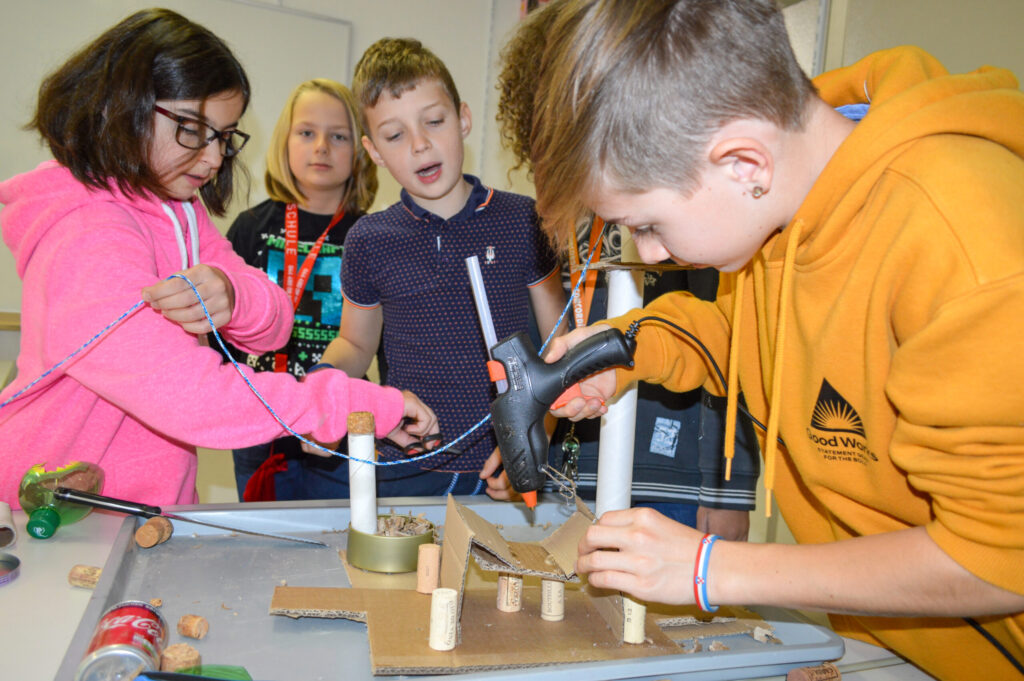 Kinder am Basteln | 2. Zyklus Primarschule und Verbindungsjahr | Lipschule Privatschule Zürich