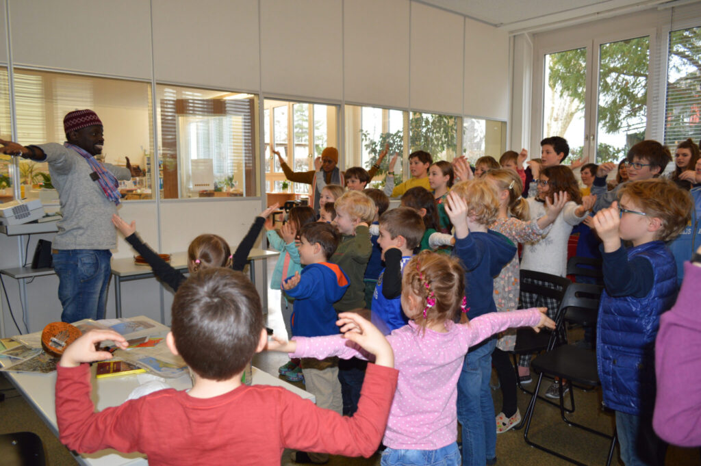 Kinder im Klassenraum, die Hände hochhalten | 2. Zyklus Primarschule und Verbindungsjahr | Lipschule Privatschule Zürich